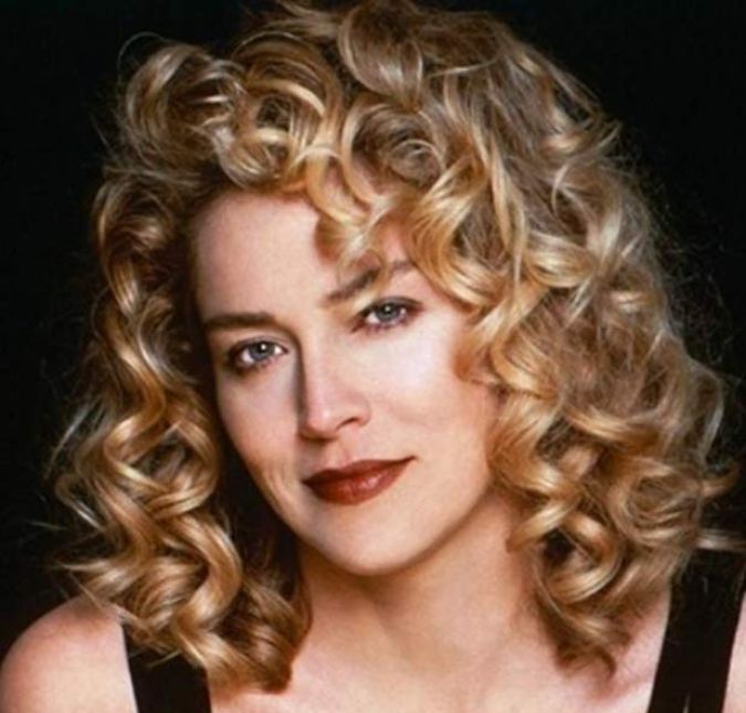 Após alguns anos sem um papel de destaque, Sharon fez sua grande volta em 1999 no filme Glória, a Mulher, no qual ela interpreta uma prostituta presa injustamente por causa da máfia. Ao sair da cadeia decide acertar as contas, mas não contava com o envolvimento de uma criança perseguida pelos mafiosos, o que complica seus planos de vingança. Após alguns anos sem um papel de destaque, Sharon fez sua grande volta em 1999 no filme Glória, a Mulher, no qual ela interpreta uma prostituta presa injustamente por causa da máfia. Ao sair da cadeia decide acertar as contas, mas não contava com o envolvimento de uma criança perseguida pelos mafiosos, o que complica seus planos de vingança.