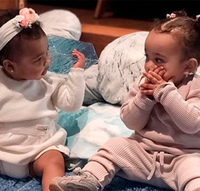Nas redes sociais, Kim Kardashian mostra True e Chicago fofocando