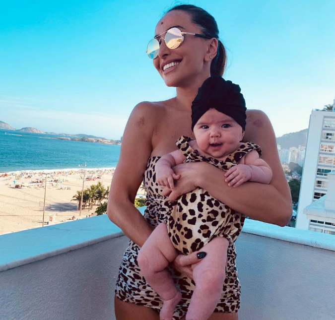 Sabrina Sato combina <i>look</i> de onça com Zoe