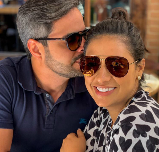 Simone mostra que é gente como a gente e reclama da comida do restaurante chique