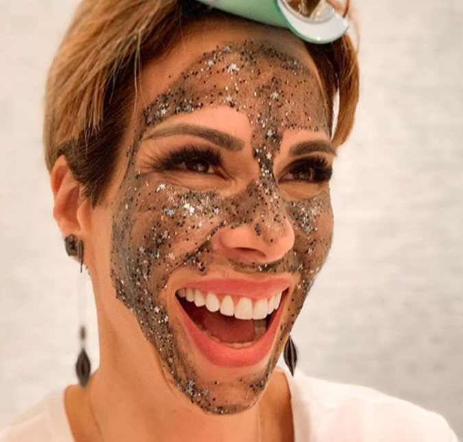 Ana Furtado publica foto com máscara de glitter a afirma: <i>- Carnaval não acabou!</i>