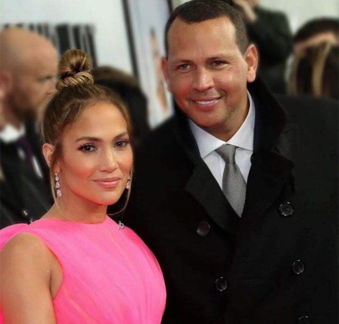 Jennifer Lopez anuncia que está noiva de Alex Rodriguez e exibe anel, veja!