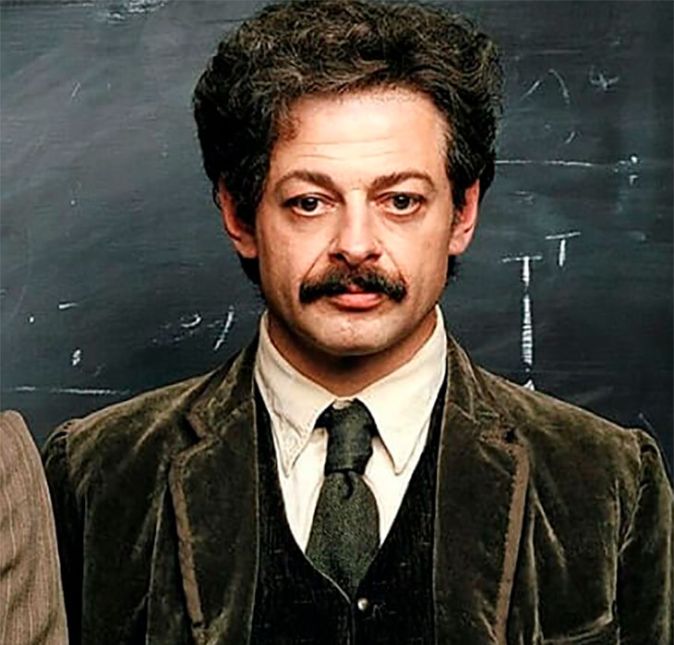 Albert Einstein foi um dos maiores cientistas de todos os tempos. Ele desenvolveu a teoria da relatividade, um dos pilares da física moderna, que diz que, basicamente, o tempo é relativo, ou seja, varia de acordo com fatores como a gravidade, espaço e velocidade. E é claro que uma grande personalidade como essa não poderia deixar de receber sua homenagem nos cinemas, né? Em 2008, foi lançado o filme Einstein e Eddington, que conta a história do gênio da ciência nascido em 14 de março de 1879, que foi vivido por Andy Serkis. Além dele, o filme também tem David Tennant no elenco, no papel de Arthur Eddington, um astrofísico e grande amigo de Einstein.