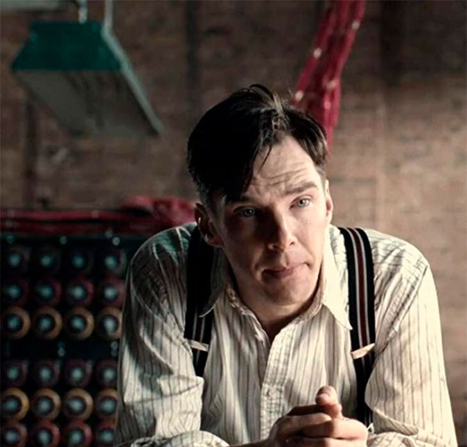 O Jogo da Imitação também marcou presença no Oscar 2015 e concorreu nas principais categorias, vencendo a de Melhor Roteiro Adaptado. O longa conta a história de Alan Turing, um homem que criou uma máquina para decodificar as mensagens enviadas pelos nazistas durante a Segunda Guerra Mundial. Esse aparelho, inclusive, foi o precursor dos computadores que temos hoje em dia! Legal, né? Benedict Cumberbatch dá vida a Turing com maestria e mostra que, apesar da inteligência, ele era apenas um ser humano com diversos problemas e questões pessoais para resolver. Ah, e prepare o lencinho, pois o final do longa emociona!