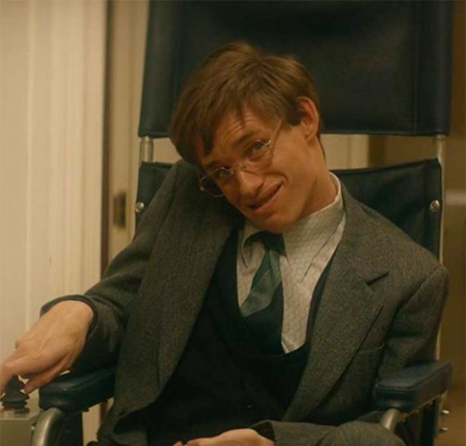 Eddie Redmayne chocou a todos ao aparecer irreconhecível no filme A Teoria de Tudo, que conta a história do cientista Stephen Hawking. O gênio ficou conhecido por sua contribuição à ciência ao descobrir, estudar e analisar os buracos negros presentes no espaço. Apesar disso, o filme sobre sua vida não é pesado ou focado em ciência - ele mostra muito mais a vida pessoal de Hawking e seu relacionamento com a primeira esposa, Jane. Eddie Redmayne surpreendeu tanto que levou o prêmio de Melhor Ator no Oscar de 2015 pelo papel! Esse, inclusive, não foi o único filme sobre gênios da ciência a ser indicado à prêmios naquele ano.