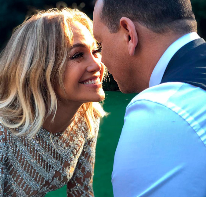Jennifer Lopez está <I>em êxtase</I> com pedido de casamento de Alex Rodriguez