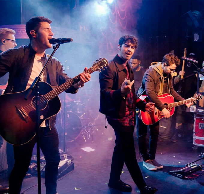 Após alcançar o topo das paradas da <i>Billboard</i>, <i>Jonas Brothers</i> reagem em suas redes sociais