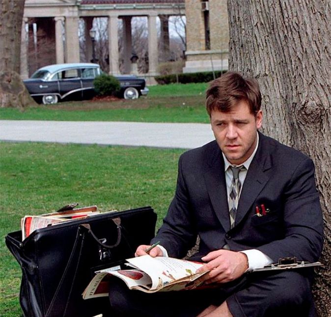 Russell Crowe deu vida ao filme vencedor do Oscar de 2002, Uma Mente Brilhante. O longa conta a história de John Forbes Nash, o matemático que desenvolveu a teoria dos jogos, que analisa situações estratégicas. Além de seu talento nas exatas, o filme também retrata uma luta muito pessoal do cientista: contra a esquizofrenia.