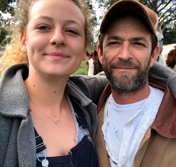 Após morte de Luke Perry, filha do ator rebate críticas sobre seu processo de luto: <I>Eu não pedi por essa atenção</I>