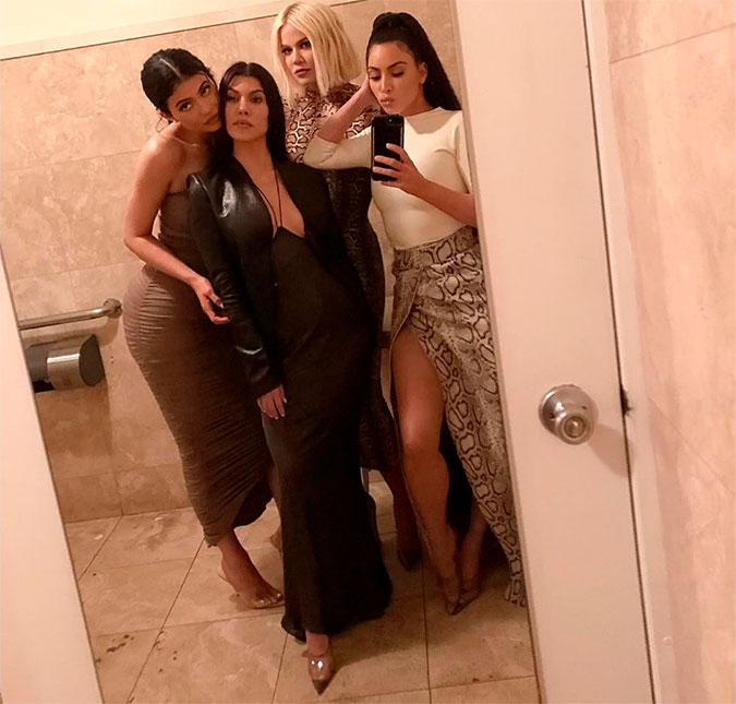 Kim, Khloé e Kourtney Kardashian posam com Kylie Jenner em banheiro