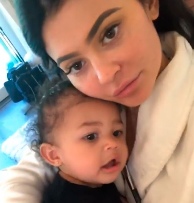 Kylie Jenner encanta seguidores ao mostrar a filha falando