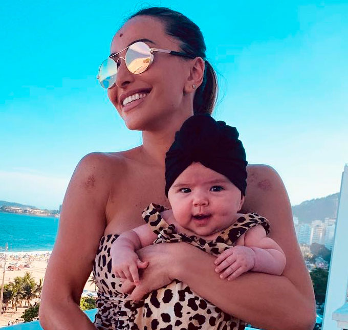 Sabrina Sato leva Zoe para o trabalho e brinca: <i>- Todo mundo vai ajudar a cuidar</i>
