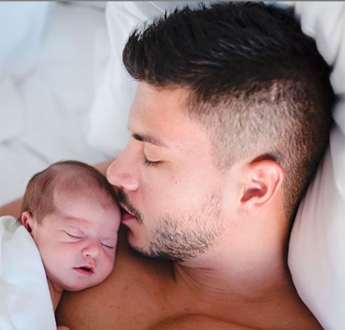 Inclusive, as fotos desse ensaio ficaram sensacionais! Segundo Maíra Cardi, Sophia estava apenas com quatro dias de vida quando os cliques foram feitos. Lindo demais! Inclusive, as fotos desse ensaio ficaram sensacionais! Segundo Maíra Cardi, Sophia estava apenas com quatro dias de vida quando os cliques foram feitos. Lindo demais!