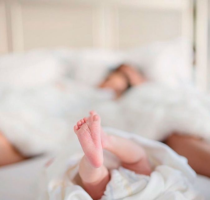 Arthur e Maíra demoraram um tempinho para mostrar o rosto de Sophia, mas isso não quer dizer que eles não compartilharam nenhum clique com a pequena! Na foto acima, do ensaio newborn, a bebê aparece mostrando os pezinhos para a câmera enquanto papai e mamãe estão abraçados lá no fundo. Um amor, né? Arthur e Maíra demoraram um tempinho para mostrar o rosto de Sophia, mas isso não quer dizer que eles não compartilharam nenhum clique com a pequena! Na foto acima, do ensaio newborn, a bebê aparece mostrando os pezinhos para a câmera enquanto papai e mamãe estão abraçados lá no fundo. Um amor, né?