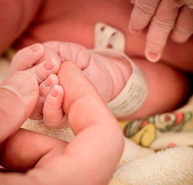 E é claro que no dia do nascimento da pequena ele faria questão de se declarar, né? Com um clique mostrando os dois de mãos dadas, Arthur escreveu: Esse foi o nosso primeiro contato físico... Nunca vou esquecer esse momento. Parece que ali eu comecei uma outra vida... Não existe mais nada que eu faça que eu não pense primeiro em você! Te amarei, te darei carinho, atenção e cuidado até o final da minha vida. E você pode ter certeza, que assim como nessa foto, eu sempre estarei aqui pra te dar a mão... Obrigado por iluminar a minha vida! Te amo filha! O clique recebeu mais de 600 mil curtidas. Com razão, né? E é claro que no dia do nascimento da pequena ele faria questão de se declarar, né? Com um clique mostrando os dois de mãos dadas, Arthur escreveu: Esse foi o nosso primeiro contato físico... Nunca vou esquecer esse momento. Parece que ali eu comecei uma outra vida... Não existe mais nada que eu faça que eu não pense primeiro em você! Te amarei, te darei carinho, atenção e cuidado até o final da minha vida. E você pode ter certeza, que assim como nessa foto, eu sempre estarei aqui pra te dar a mão... Obrigado por iluminar a minha vida! Te amo filha! O clique recebeu mais de 600 mil curtidas. Com razão, né?
