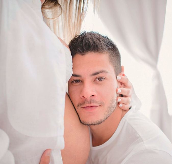 Até a própria Maíra Cardi já falou sobre como Arthur entrou com tudo na fase pai - ele até mesmo se sentiu grávido! Por meio de seus Instagram Stories, a coach disse: - Ele ficou grávido junto comigo real! Eu já tinha escutado isso, mas achei que era mentira. Vocês não estão entendendo! Ele enjoa de verdade, ele tem desejo de verdade! Ele come mais que eu. Está gestante junto comigo, mais que eu! Pura física quântica. Quanto mais conexão o casal tem, sente tudo de verdade. Eu não imaginei que fosse tão real assim! Fofo, né? Até a própria Maíra Cardi já falou sobre como Arthur entrou com tudo na fase pai - ele até mesmo se sentiu grávido! Por meio de seus Instagram Stories, a coach disse: - Ele ficou grávido junto comigo real! Eu já tinha escutado isso, mas achei que era mentira. Vocês não estão entendendo! Ele enjoa de verdade, ele tem desejo de verdade! Ele come mais que eu. Está gestante junto comigo, mais que eu! Pura física quântica. Quanto mais conexão o casal tem, sente tudo de verdade. Eu não imaginei que fosse tão real assim! Fofo, né?