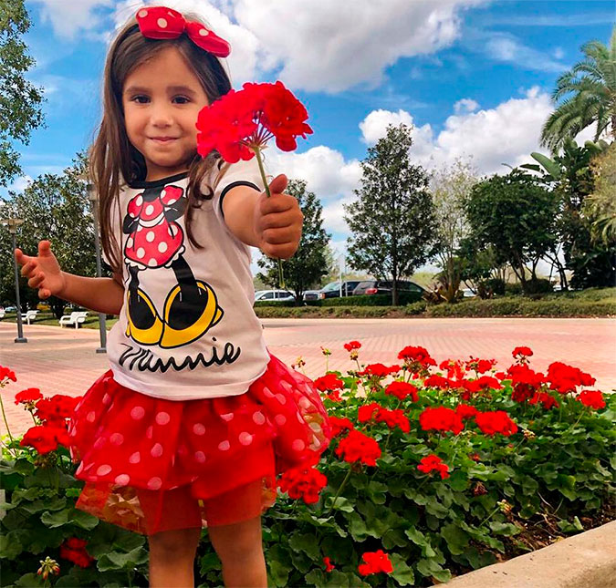 Deborah Secco mostra clique fofo da filha oferecendo flores