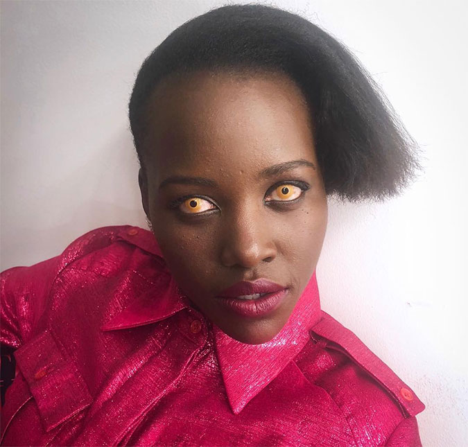 Lupita Nyong'o chama a atenção ao aparecer com olhos amarelos, confira!