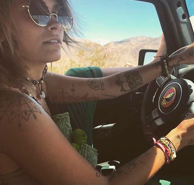 Paris Jackson teria negado ir para a reabilitação e faz desabafo: <i>Uma m***a atrás da outra sem parar</i>