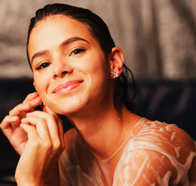 Bruna Marquezine comemora o Dia do Fã atrasada e diz: <I>- Estava gripada</i>