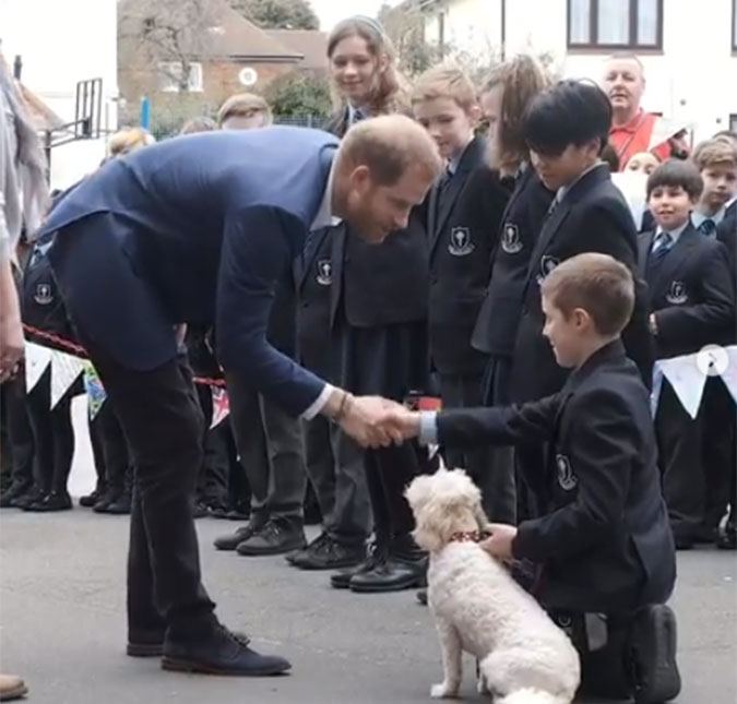 Em evento com crianças, príncipe Harry recebe mensagens fofas: <i>Boa sorte com o seu bebê</i>