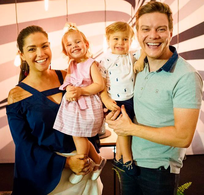 Thais Fersoza mostra Melinda e Teodoro de mãos dadas: <I>Eu não aguento!</I> Confira!