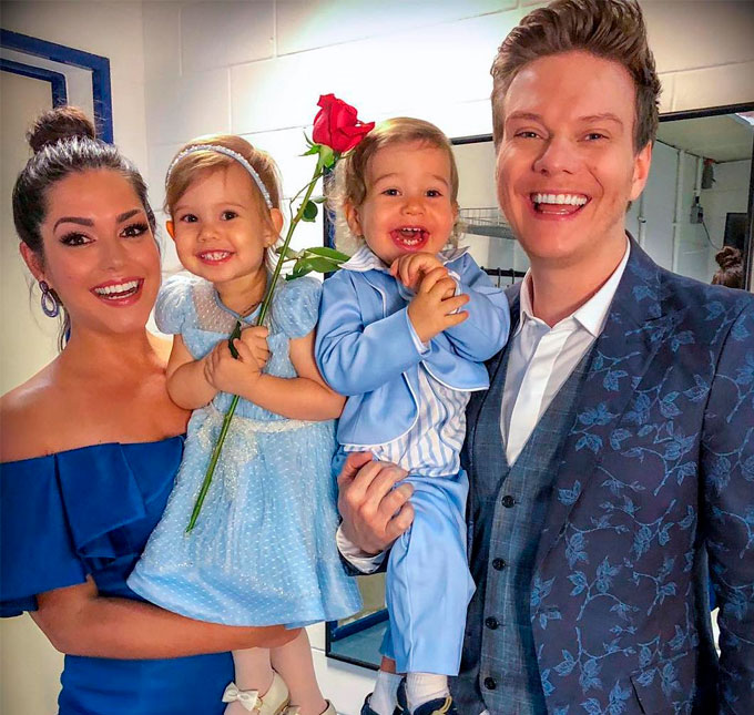 Thais Fersoza registra Michel Teló tocando mini-sanfona para os filhos, veja!