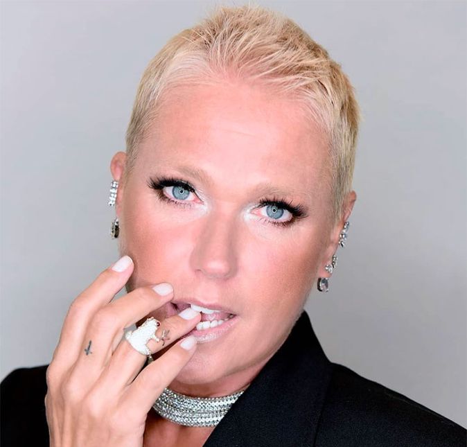 O último visual, antes do The Four Brasil, foram os fios bem curtinhos, quando ela ainda apresentava o Dancing Brasil. Quando todos achavam que não dava para Xuxa cortar ainda mais os cabelos, ela foi lá e raspou!