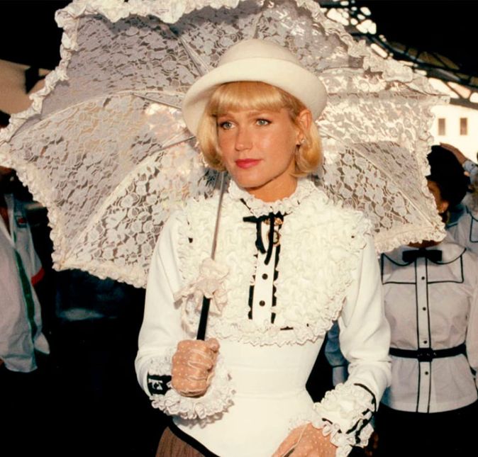 Xuxa já teve franja e modulava os fios, inclusive da franja, para dentro.