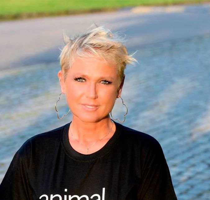 Por um bom tempo, Xuxa ficou com um corte bastante despojado. Os fios, um tanto quanto arrepiados após serem repicados, ficaram na vida da loira durante um tempão!
