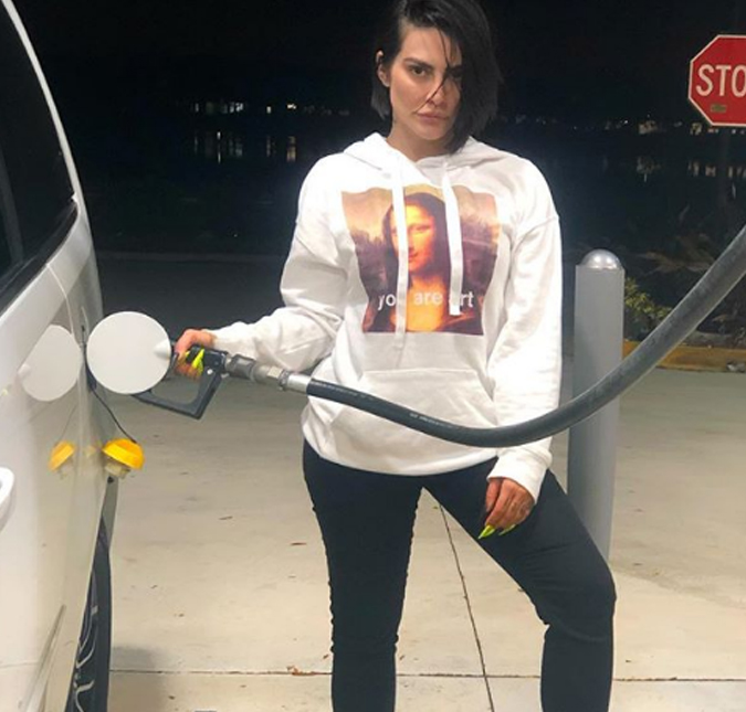 Cleo Pires aposta em carão ao abastecer o carro