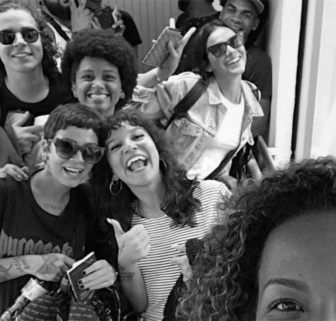 Na Angola, Bruna Marquezine aparece dançando com crianças, veja!