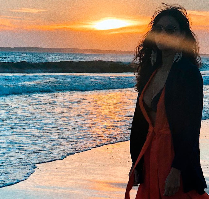 Após rumores de que teria voltado com José Loreto, Débora Nascimento posa na praia e limita comentários em rede social