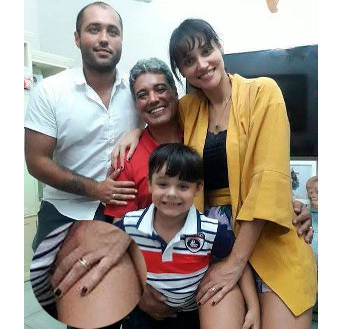 Pai de Débora Nascimento posta foto em que atriz aparece usando aliança