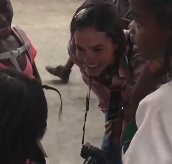 Longe do luxo, Bruna Marquezine curte férias na Angola
