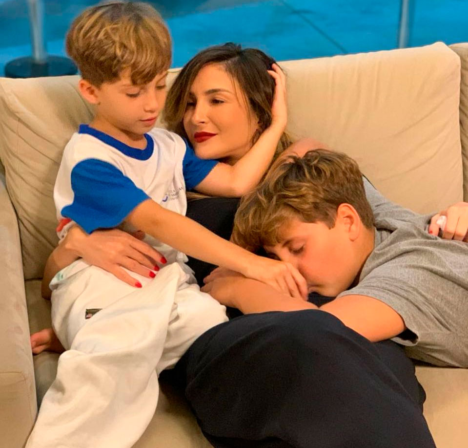 Grávida de quatro meses, Claudia Leitte encena parto em vídeo com os filhos, assista!