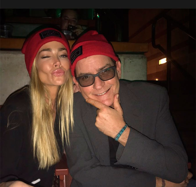 Denise Richards convidou o ex-marido, Charlie Sheen, para seu casamento, e diz que ele poderia ter levado uma prostituta, entenda!