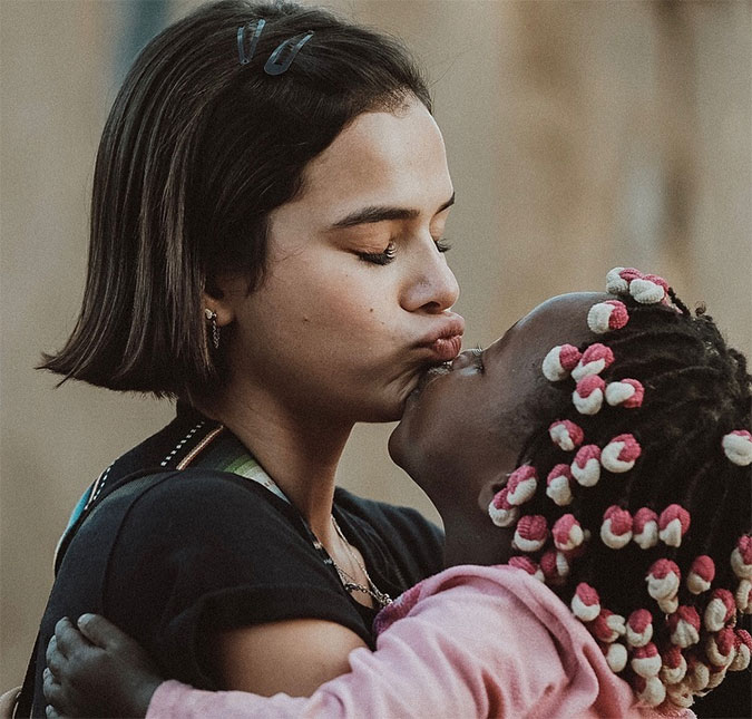 Bruna Marquezine manda recado para quem está criticando sua viagem à África: <i>Vai fazer alguma coisa útil</i>