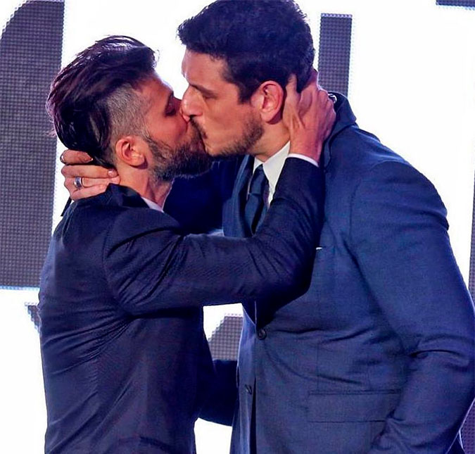 Bruno Gagliasso parabeniza João Vicente de Castro com clique dos dois se beijando: <I>Queria estar assim</I>