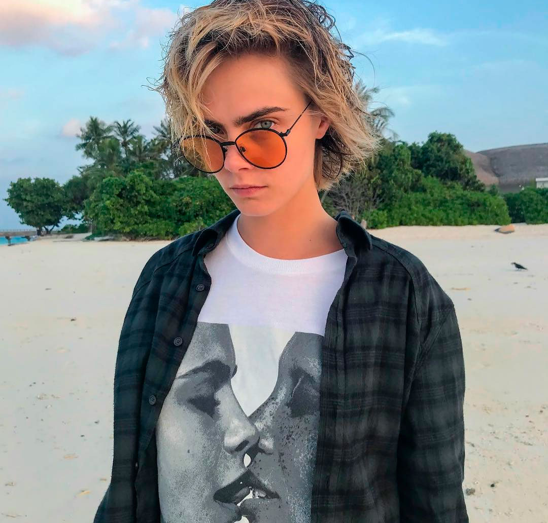 Cara Delevingne conta que as princesas da Disney dificultaram a descoberta de sua sexualidade