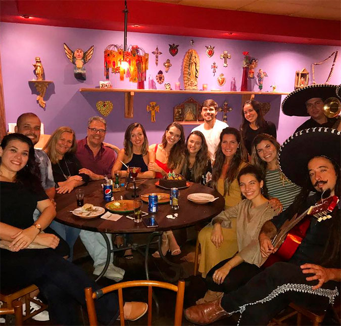 Solteira, Juliana Paiva comemora aniversário com amigos
