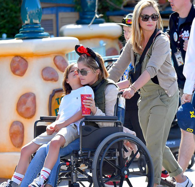 Selma Blair aparece curtindo a Disney de cadeira de rodas