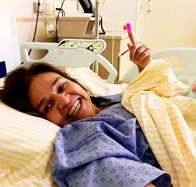 Fora da UTI, Claudia Rodrigues aparece pela primeira vez e deixa mensagem aos fãs: <I>Continuem orando por mim</I>