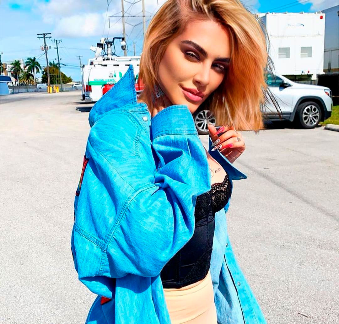 Cleo impressiona ao aparecer com o cabelo bem mais claro e ganha elogio de Gloria Pires!