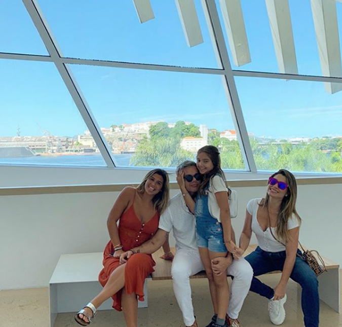Flávia Alessandra leva filhas e o marido para um passeio cultural