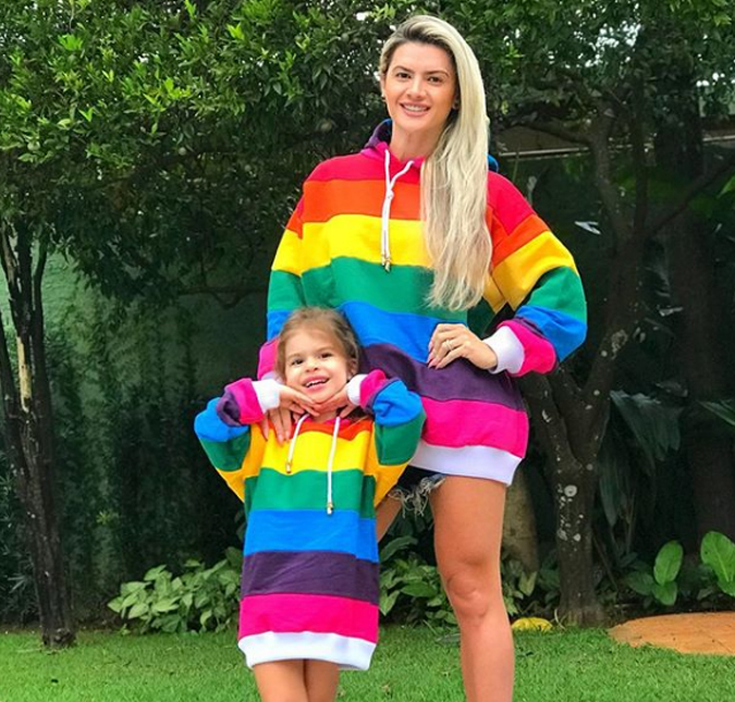 Mirella Santos e Valentina Muniz fazem pose para a foto com o mesmo blusão