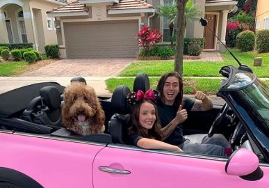 Whindersson Nunes dirige carro rosa de Larissa Manoela, confira!