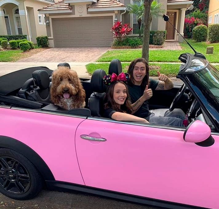 Whindersson Nunes dirige carro rosa de Larissa Manoela, confira!