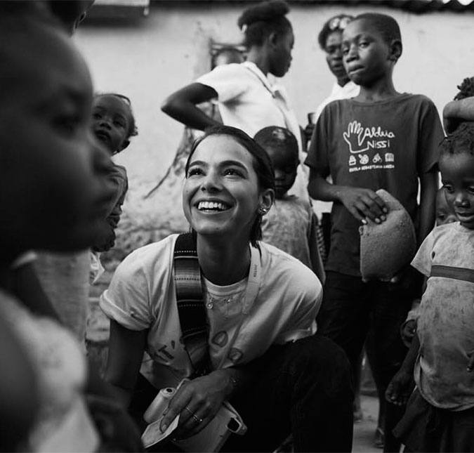 Bruna Marquezine se despede da África e faz texto emocionante para crianças: <i>Não volto pra casa como saí</i>