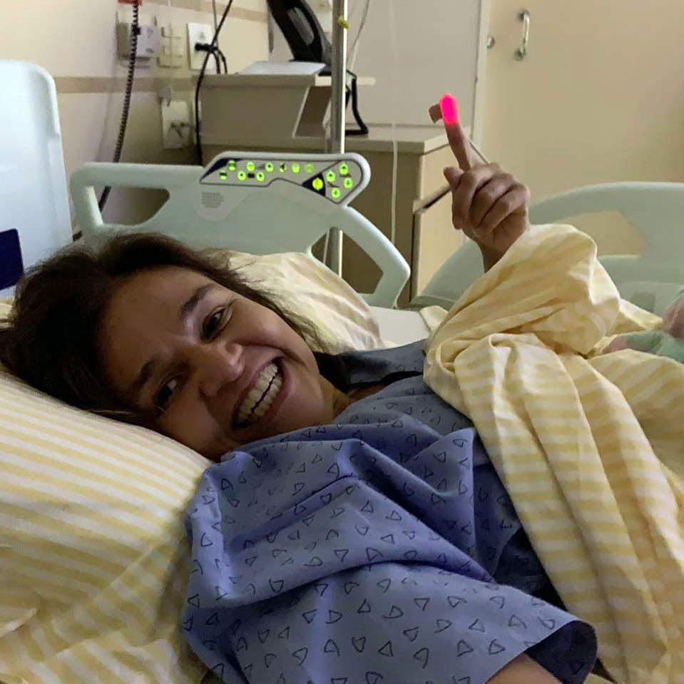 Claudia Rodrigues tem alta do hospital e está <i>muito feliz</i>, segundo empresária